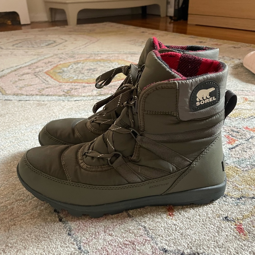 Sorel snow boots, green, size 9.